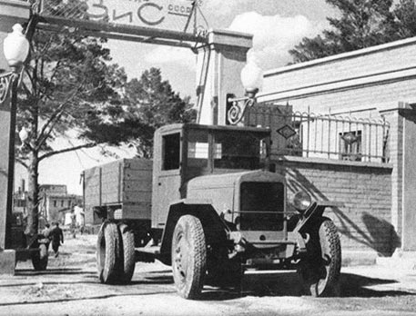 Первые грузовики Урал