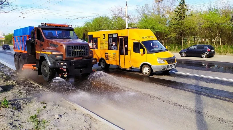 Спецавтомобили «Урал» наводят чистоту на проспектах и улицах Миасса