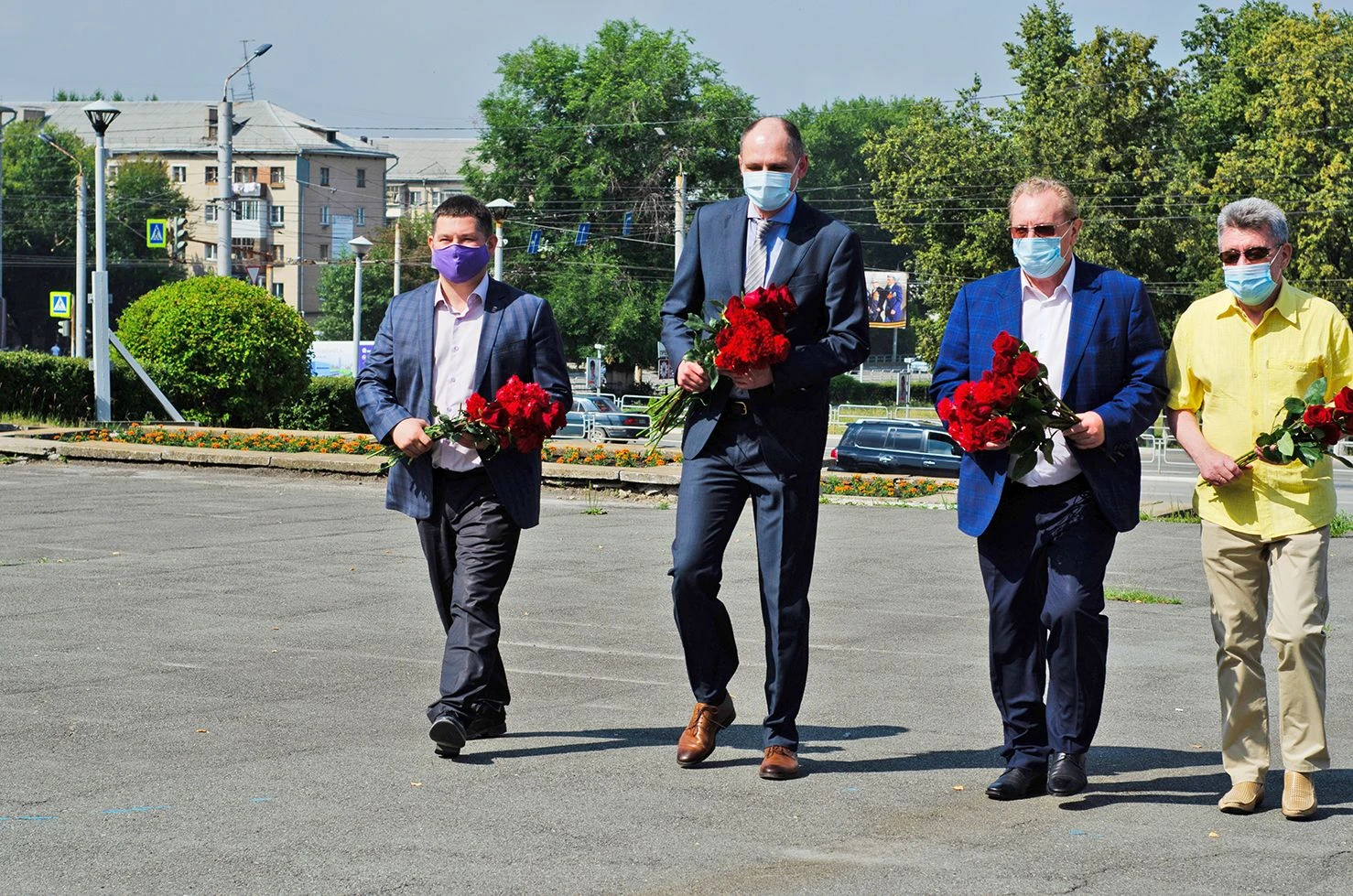 Бывшие и нынешние руководители автозавода «Урал» возложили цветы к памятнику «ЗиС-5В»